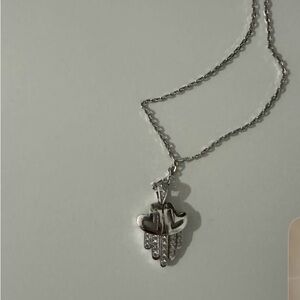 Elegant 18K Gold Hamsa Pendant Necklace with 25 Diamonds